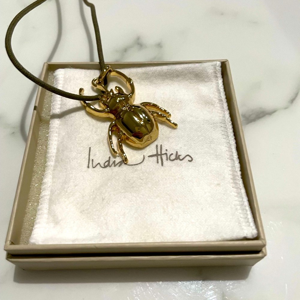 Necklace w beetle medallion